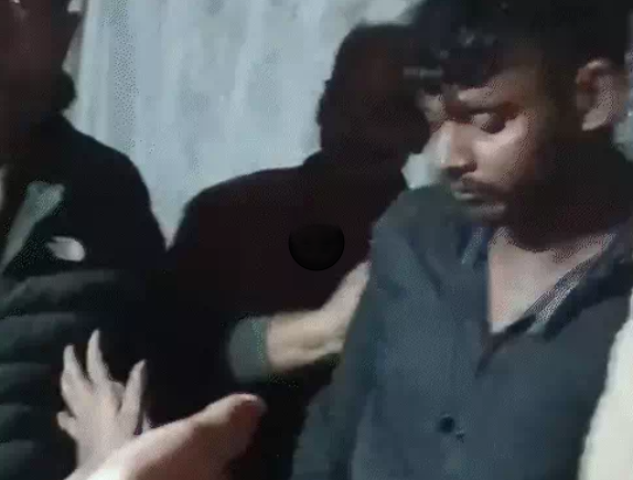 चाची को देख प्रेमी को संदूक में छिपाया