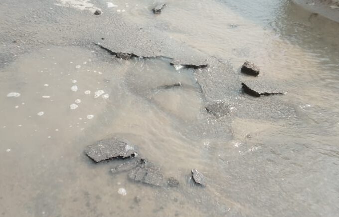 पाइपलाइन फटने से सड़कों पर बहा हजारों लीटर पानी