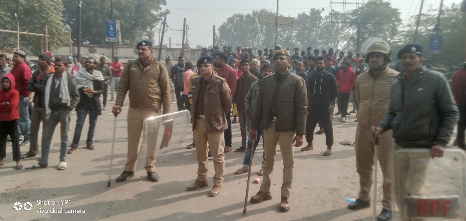 शुक्लागंज में भारी पुलिस बल के बीच दशकों पुराने अवैध निर्माण जमींदोज
