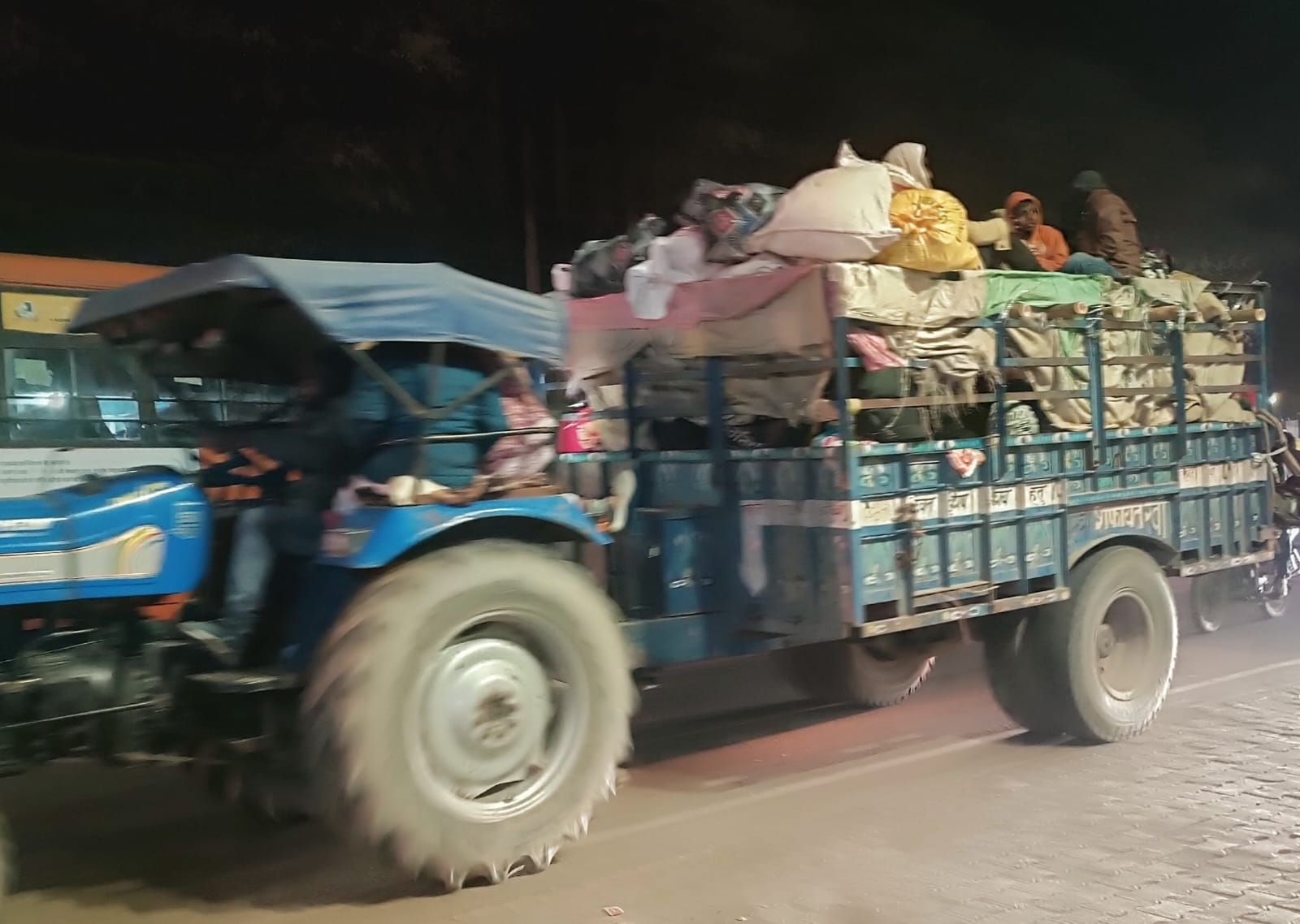 प्रतिबंधित वाहनों में सवारी ढो रहे डग्गामार