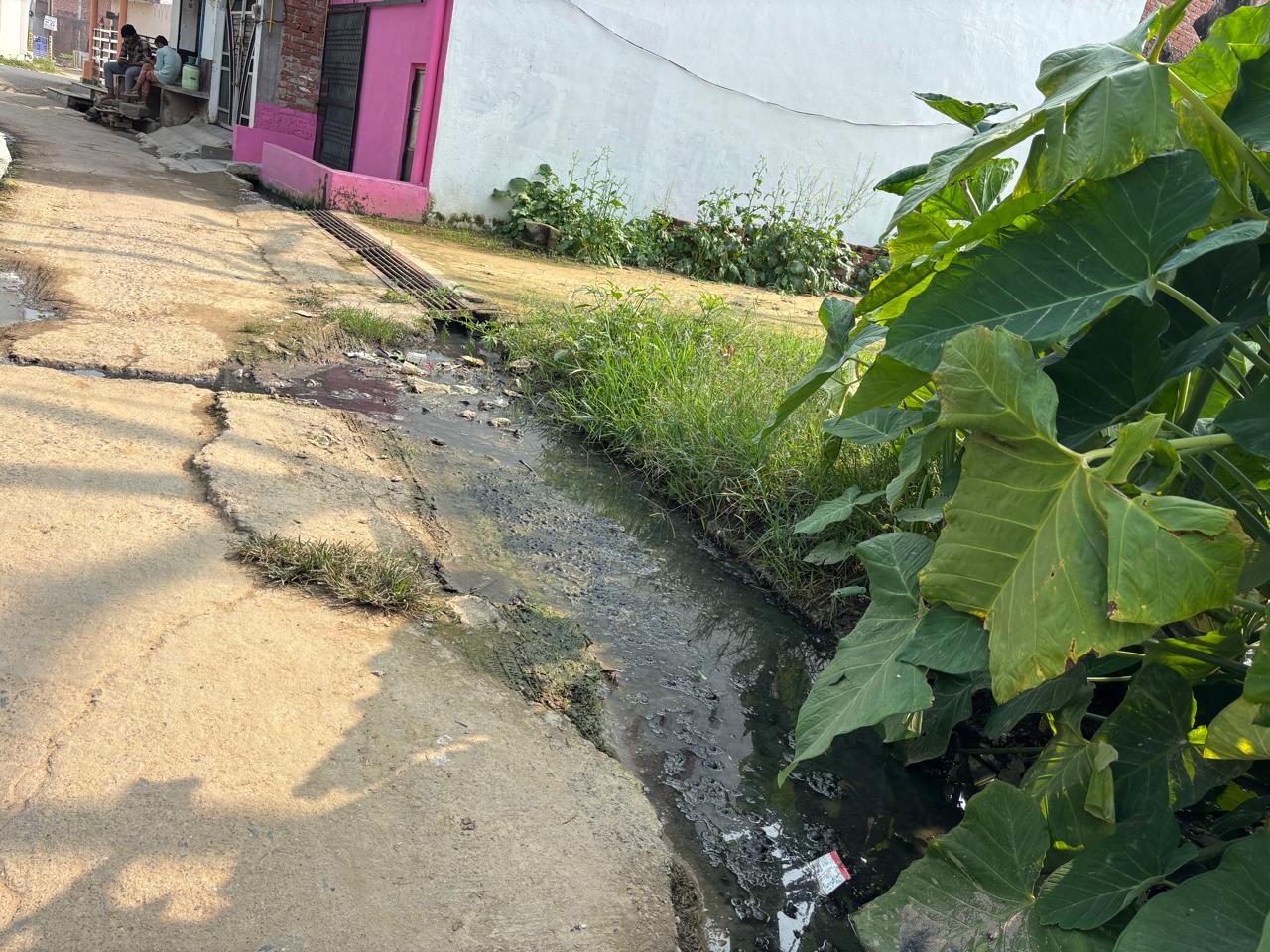 नसरापुर मोहल्ला में नालियां टूटी होने से सड़कों पर बहता घरों का गंदा पानी