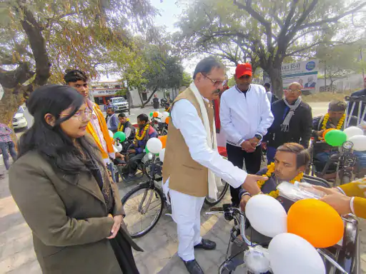 विधायक ने बांटीं 10 मोटराइज्ड साइकिलें