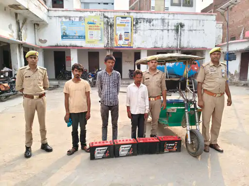 बांदा, उत्तर प्रदेश। रिपोर्ट: प्रलभ शरण चौधरी / ट्रुथ इंडिया टाइम्स उत्तर प्रदेश के बांदा जिले में अपराधियों और संगठित गिरोहों के खिलाफ पुलिस ने अब तक की सबसे बड़ी कार्रवाई को अंजाम दिया है। जिले के विभिन्न थानों में सक्रिय 46 शातिर अपराधियों के खिलाफ गैंगस्टर एक्ट के तहत 14 अलग-अलग मुकदमे दर्ज किए गए हैं। ये अपराधी केवल छिटपुट वारदातों में ही शामिल नहीं थे, बल्कि संगठित गिरोह बनाकर हत्या, लूट, डकैती, अवैध वसूली और सरकारी कर्मचारियों पर हमले जैसी गंभीर घटनाओं को अंजाम देकर जिले की कानून-व्यवस्था को चुनौती दे रहे थे। संगठित अपराध के नेटवर्क पर प्रहार पुलिस अधीक्षक के निर्देश पर चलाए गए इस अभियान का उद्देश्य उन अपराधियों की कमर तोड़ना है जो आर्थिक और भौतिक लाभ कमाने के लिए गिरोह चलाते हैं। पुलिस जांच में सामने आया है कि इन अपराधियों ने अपनी समानांतर सत्ता बना रखी थी, जिससे आम जनता के बीच भय और असुरक्षा का माहौल था। गैंगस्टर एक्ट लगने के बाद अब इन अपराधियों द्वारा अवैध रूप से अर्जित की गई संपत्तियों की कुर्की की राह भी साफ हो गई है। बाइक चोरों से लेकर जमीन माफिया तक शामिल इस कार्रवाई की सबसे बड़ी विशेषता यह है कि इसमें अपराध के अलग-अलग स्वरूपों पर चोट की गई है: जमीन माफिया और हत्यारा गिरोह: थाना बिसंडा में आदेश, रामनिहोर, विप्पा परिहार, माताबदल और अशोक के खिलाफ गैंगस्टर लगाया गया है। यह गिरोह फर्जी रजिस्ट्री के जरिए जमीन हड़पने का काला कारोबार करता था। अपनी करतूतें छिपाने के लिए ये अपराधी हत्या जैसे जघन्य अपराधों से भी पीछे नहीं हटते थे। मोटरसाइकिल चोरों का सिंडिकेट: बबेरू कोतवाली में रामकरन और अभिषेक पर कार्रवाई हुई है। ये अपराधी बाइक चोरी कर उनके पुर्जे अलग-अलग बेचते थे। इसी तरह कोतवाली नगर में योगेंद्र और दुर्गेश का गिरोह भी बाइक चोरी के संगठित नेटवर्क में शामिल पाया गया। नकबजनी और चोरी के गिरोह: बदौसा थाने में अनूप, बारेलाल और लवकुश के खिलाफ गैंगस्टर एक्ट के तहत मामला दर्ज हुआ है। ये रात के अंधेरे में घरों और दुकानों में घुसकर चोरी करने वाले पेशेवर अपराधियों का गिरोह चलाते थे। हिंसक अपराधी: अतर्रा थाने में हसीबुद्दीन, अरुण और अभिषेक के खिलाफ बीएनएस के अध्याय 17 के तहत गंभीर अपराधों में संलिप्तता के कारण कार्रवाई की गई है। पुलिस की 'जीरो टॉलरेंस' नीति बांदा पुलिस का कहना है कि ये अपराधी गिरोह बनाकर समाज में आतंक फैला रहे थे। गैंगस्टर एक्ट की धाराएं लगने से अब इन पर नकेल कसना आसान होगा। पुलिस अधिकारियों ने स्पष्ट किया है कि यह अभियान केवल गिरफ्तारी तक सीमित नहीं रहेगा, बल्कि इन अपराधियों की आर्थिक ताकत को भी ध्वस्त किया जाएगा। ट्रुथ इंडिया टाइम्स का विश्लेषण: समाधान की ओर सुझाव हालांकि 46 अपराधियों पर गैंगस्टर एक्ट लगाना एक सराहनीय कदम है, लेकिन ट्रुथ इंडिया टाइम्स सरकार और प्रशासन का ध्यान कुछ मौलिक समस्याओं की ओर आकर्षित करना चाहता है जिनका समाधान आवश्यक है: संपत्ति की तत्काल कुर्की: गैंगस्टर एक्ट का वास्तविक डर तभी होता है जब अपराधी की अवैध संपत्ति कुर्क की जाए। प्रशासन को तत्काल धारा 14(1) के तहत इन 46 अपराधियों की संपत्तियों का ब्यौरा जुटाकर कुर्की की कार्रवाई तेज करनी चाहिए। फर्जी रजिस्ट्री पर लगाम: बिसंडा की घटना बताती है कि रजिस्ट्री कार्यालयों में कहीं न कहीं भ्रष्टाचार या लापरवाही है। जमीन के कागजों की डिजिटल जांच और फर्जीवाड़े को रोकने के लिए तहसील स्तर पर 'विजिलेंस सेल' का गठन होना चाहिए। इंटेलिजेंस नेटवर्क का सुदृढ़ीकरण: अपराधी संगठित गिरोह बना रहे हैं, इसकी जानकारी पुलिस को अपराध होने से पहले मिलनी चाहिए। 'बीट सिपाही' और स्थानीय मुखबिर तंत्र को और अधिक आधुनिक और जवाबदेह बनाने की जरूरत है। स्पेशल फास्ट ट्रैक कोर्ट: गैंगस्टर एक्ट के मामलों की सुनवाई में वर्षों लग जाते हैं। सरकार को चाहिए कि बांदा जैसे संवेदनशील जिलों के लिए इन मुकदमों की सुनवाई फास्ट ट्रैक कोर्ट में सुनिश्चित करे ताकि सजा का प्रतिशत बढ़े। आम जनता से अपील पुलिस प्रशासन ने जनपद वासियों से अपील की है कि वे किसी भी अपराधी से डरे नहीं। यदि कोई गिरोह बनाकर डराता-धमकाता है या अवैध वसूली करता है, तो तुरंत इसकी सूचना पुलिस को दें। आपकी पहचान गुप्त रखी जाएगी। बांदा पुलिस की यह कार्रवाई निश्चित रूप से जिले में शांति व्यवस्था कायम करने में मील का पत्थर साबित होगी। अब देखना यह है कि कानून के शिकंजे में आए ये अपराधी कितनी जल्दी सलाखों के पीछे जाते हैं और उनके द्वारा बनाए गए खौफ के साम्राज्य का अंत कब होता है।