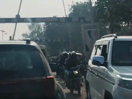 रेलवे क्रॉसिंग पर घंटों थम रही जिंदगी