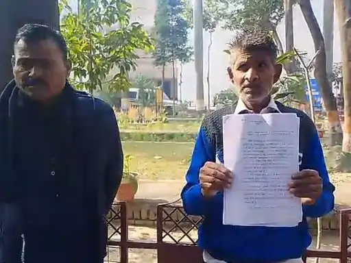 2 बीघा पुश्तैनी खेत बचाने के लिए DM की चौखट पर 'तुलसी'