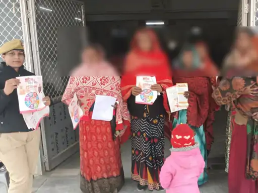 अजगैन पुलिस ने महिलाओं को सिखाए सुरक्षा के मंत्र