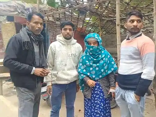 दबंगों ने महिलाओं और बच्चों को लाठी-डंडों से दौड़ा-दौड़ा कर पीटा