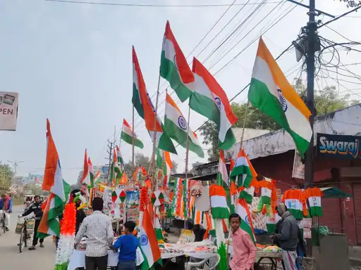 तिरंगे के रंग में रंगा शहर, सुरक्षा और उल्लास के बीच तैयारियां पूर्ण