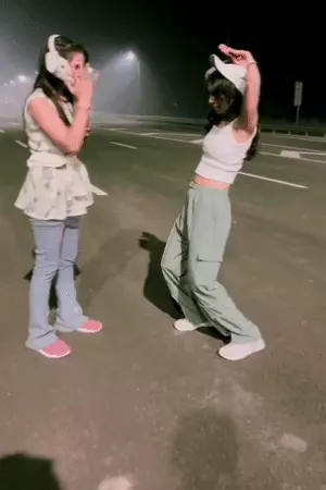 लखनऊ-कानपुर हाईवे पर युवतियों का नागिन डांस
