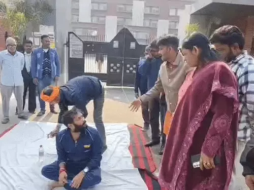 'बंटी टैक्स' के खिलाफ पार्षदों का सिरमुंडवाकर अनूठा प्रदर्शन