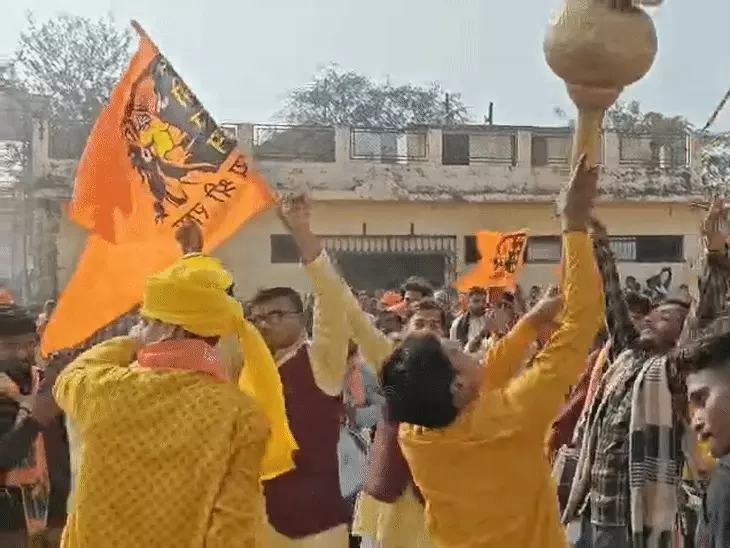 हाथों में गदा लेकर झूमे श्रद्धालु
