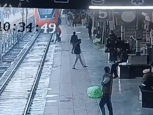वंदे भारत में चढ़ते समय फिसला यात्री, RPF जवान ने देवदूत बनकर बचाई जान