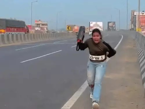 बाईपास पर युवती का रील स्टंट