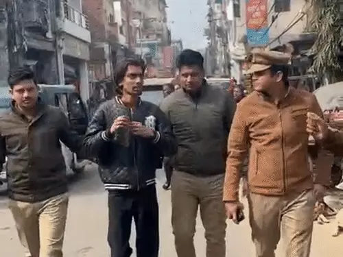 महिला सिपाही से लूट करने वाले का निकाला जुलूस