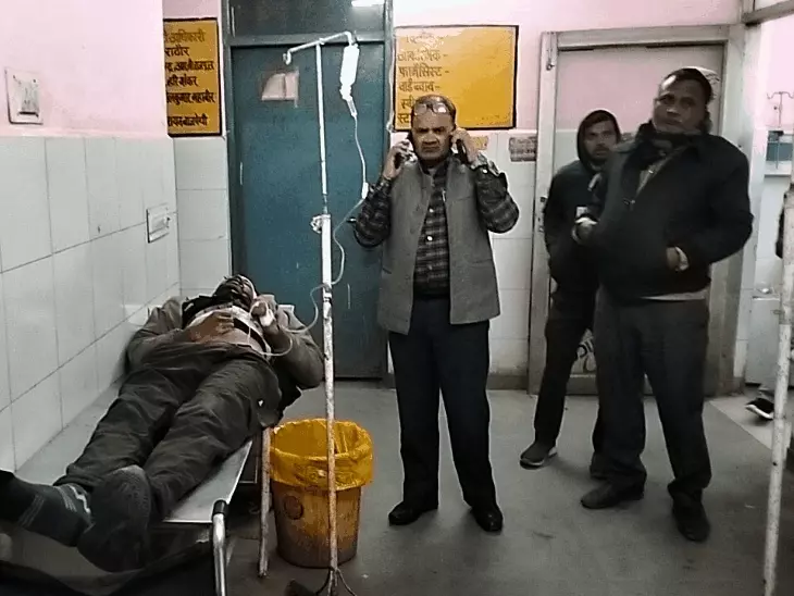 अज्ञात वाहन ने बाइक सवार तीन युवकों को रौंदा