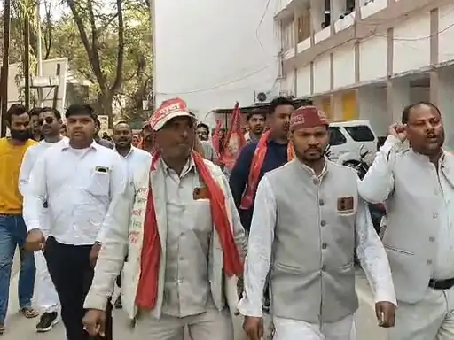 भू-माफियाओं के खिलाफ सड़क पर उतरे कार्यकर्ता