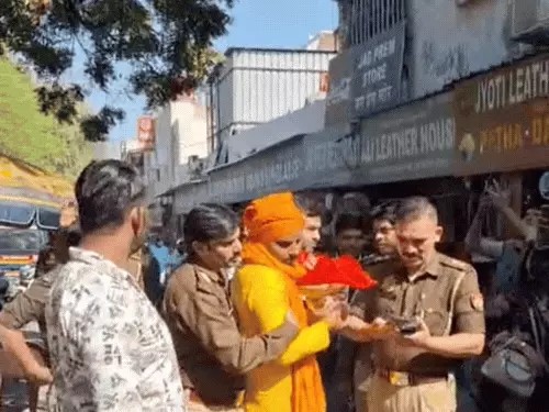 गोमूत्र चढ़ाने पहुंचे हिंदूवादी नेता, पुलिस ने खदेड़कर हिरासत में लिया