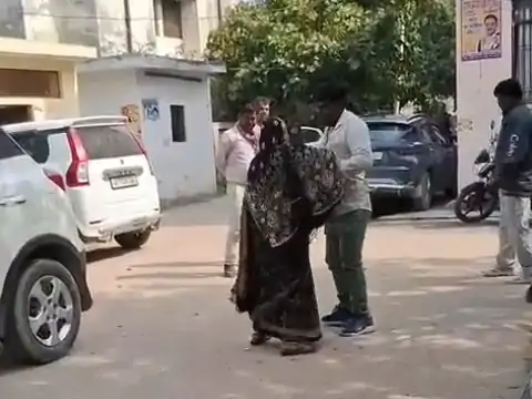 प्रेमिका संग कोर्ट मैरिज करने पहुंचे पति को पत्नी ने चप्पलों से पीटा