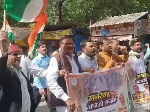 15 किमी पैदल चलकर कलेक्ट्रेट पहुंचे कार्यकर्ता