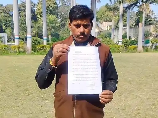 मजदूर ने ग्राम विकास अधिकारी पर लगाया फर्जी रिपोर्ट का आरोप