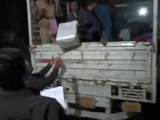 डीसीएम पलटी, तालाब में गिरे प्रश्नपत्र