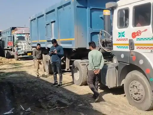 24 ट्रकों पर गिरा खनन विभाग का डंडा
