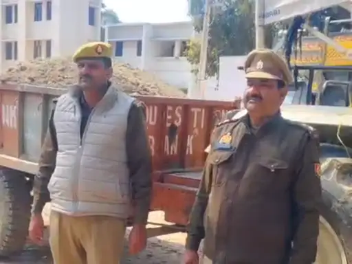 बिना नंबर का ट्रैक्टर-ट्रॉली जब्त