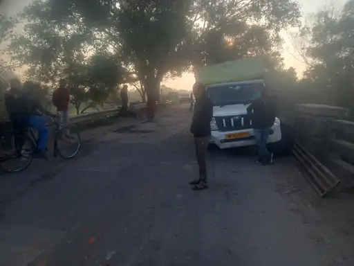 चालक की हालत गंभीर, आरोपी ट्रक चालक फरार