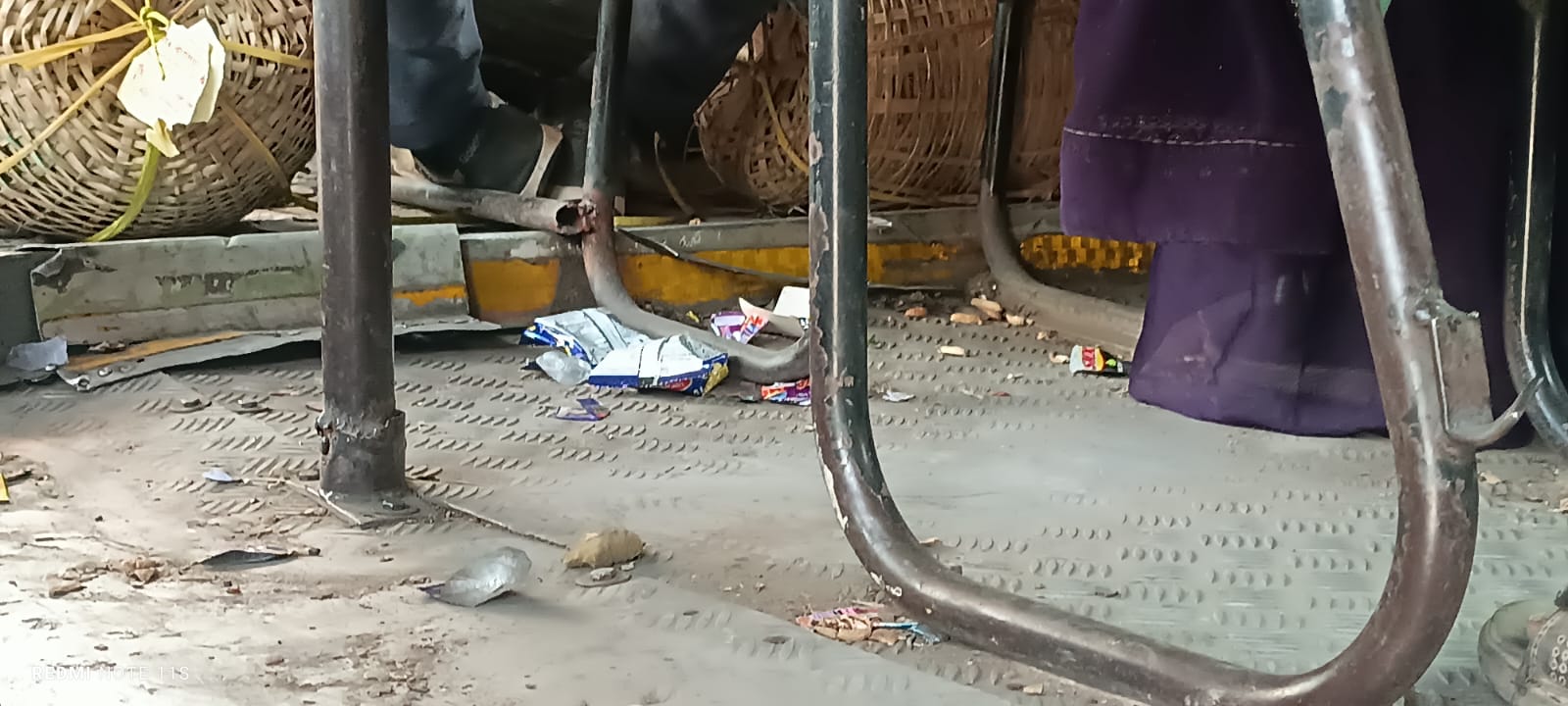 बदबू के बीच सफर करने को मजबूर यात्री