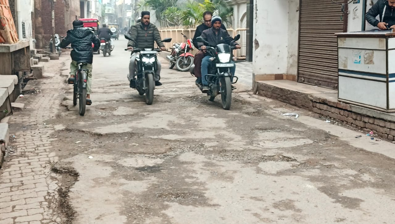 हादसों को दावत दे रही लाखन तिराहा सड़क