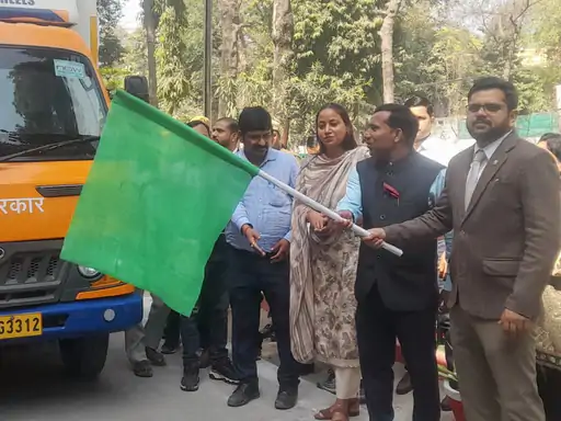 उन्नाव DM ने 'फूड सेफ्टी वैन' को दिखाई हरी झंडी