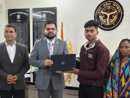 कोड योगी के मेधावियों को बांटे लैपटॉप