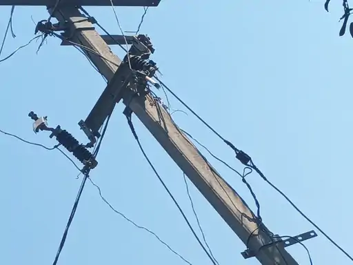 प्राथमिक विद्यालय के पास टूटा 11KV लाइन का सपोर्ट तार