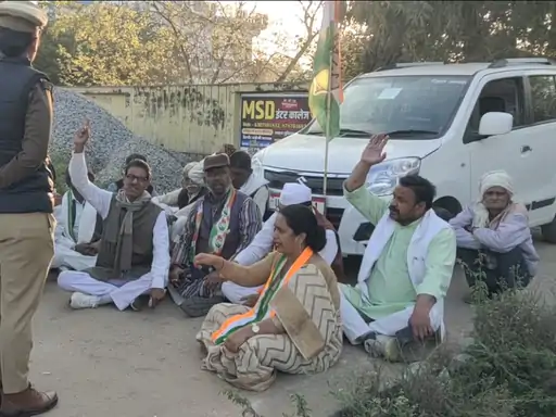 'मनरेगा बचाओ आंदोलन' के लखनऊ कूच से पहले कांग्रेस जिलाध्यक्ष राजेश दीक्षित हाउस अरेस्ट, भारी पुलिस बल तैनात