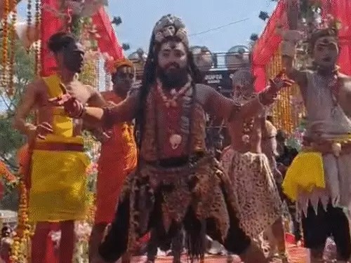 नरमुंड पहनकर नाचे अघोरी