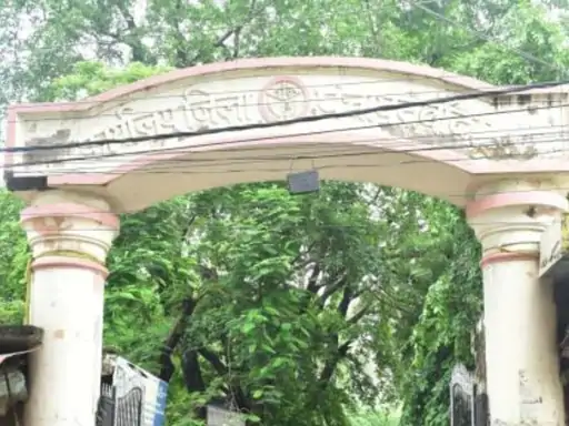 जिला पंचायत ने 44 भू-माफियाओं को थमाया नोटिस