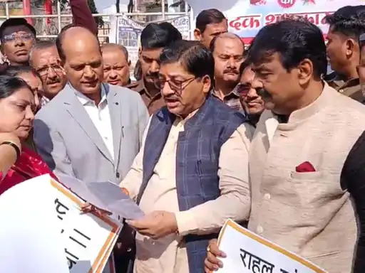 कांग्रेस के खिलाफ सिटी मजिस्ट्रेट को सौंपा ज्ञापन