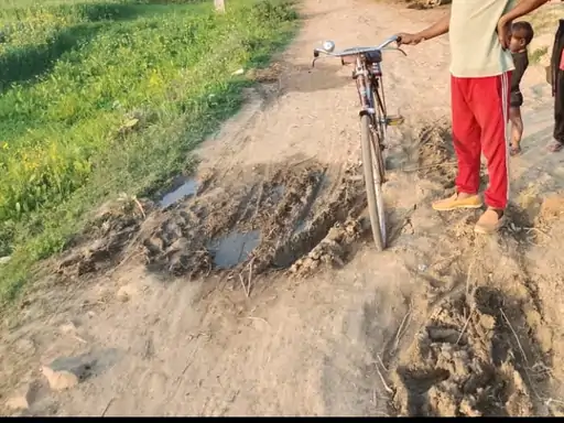 एंबुलेंस के लिए तरसते ग्रामीण