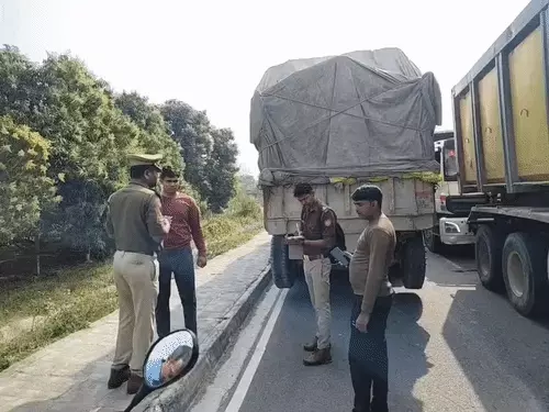 डंपर ने ट्रक क्लीनर को कुचला