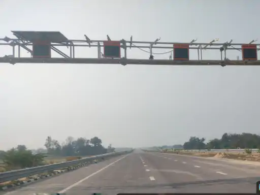 गंगा एक्सप्रेसवे निर्माण स्थल को निशाना: