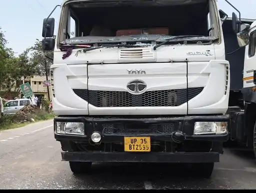 8 के छात्र को ट्रक ने कुचला, 30 फीट तक घसीटा
