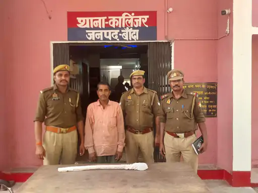 बांदा में भाई पर कुल्हाड़ी से जानलेवा हमला: पुलिस ने 12 घंटे में आरोपी को दबोचा, हथियार बरामद