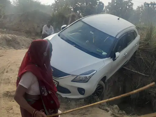 गूगल लोकेशन के फेर में फंसी कार