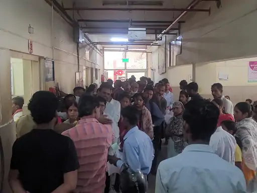 ओपीडी खुलते ही लगीं लंबी कतारें
