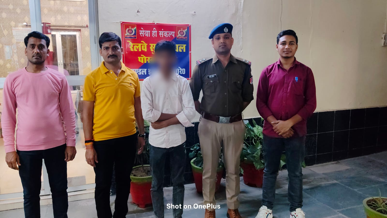 किशोर को आरपीएफ ने परिजनों से मिलवाया