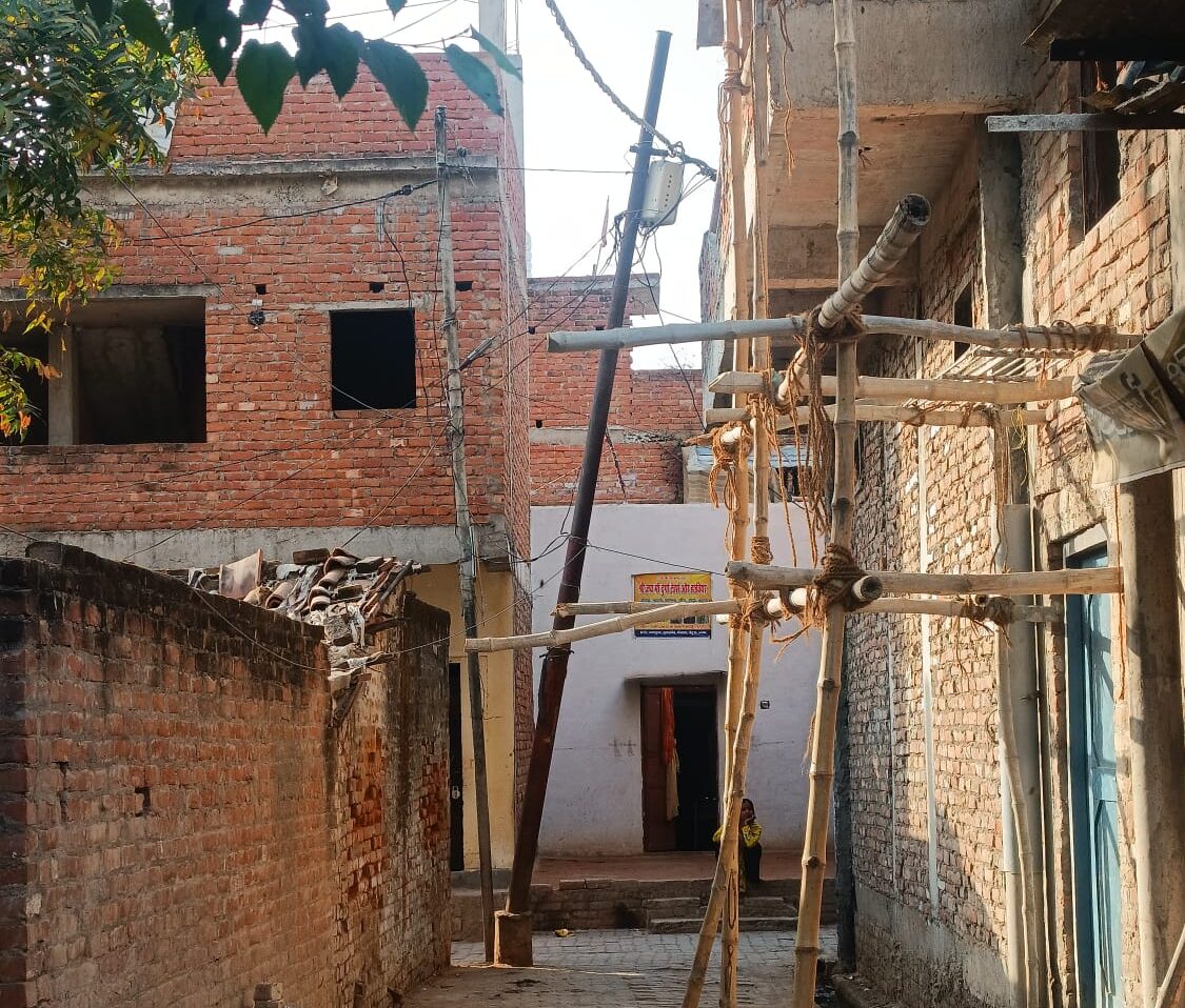 झुका हुआ जंग लगा बिजली का पोल