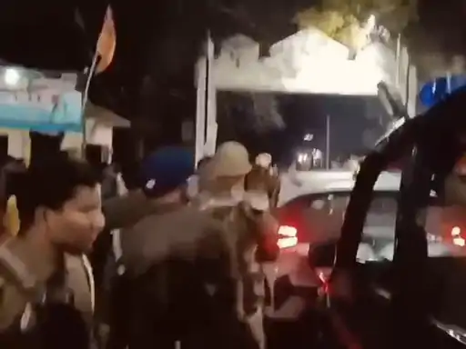 पुलिस टीम को भीड़ ने घेरा, जमकर बरसे ईंट-पत्थर
