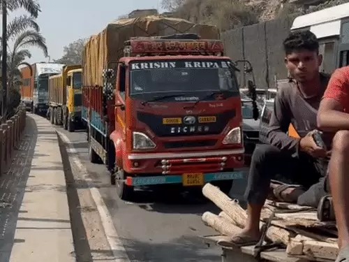 दो डंपरों की भिड़ंत से 6 KM तक लगी वाहनों की कतार