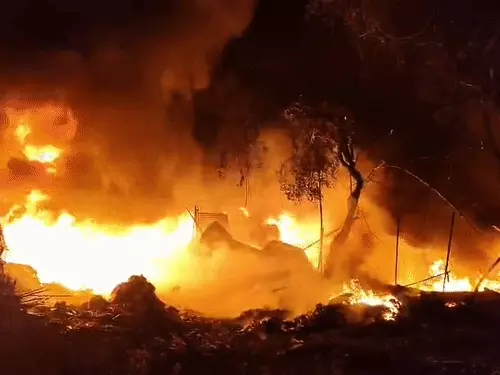 कबाड़ गोदाम से उठी लपटों ने 30 झोपड़ियों को किया राख