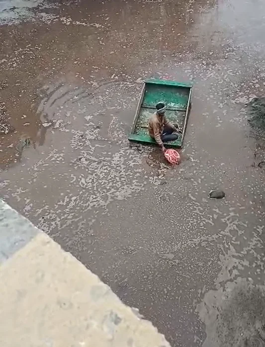 ‘मौत’ का पानी बांट रही मांस फैक्ट्री! बसीरतगंज में खुलेआम बह रहा जहरीला कचरा; कीड़े और दुर्गंध से नरक बना जीवन, सो रहा प्रदूषण नियंत्रण बोर्ड